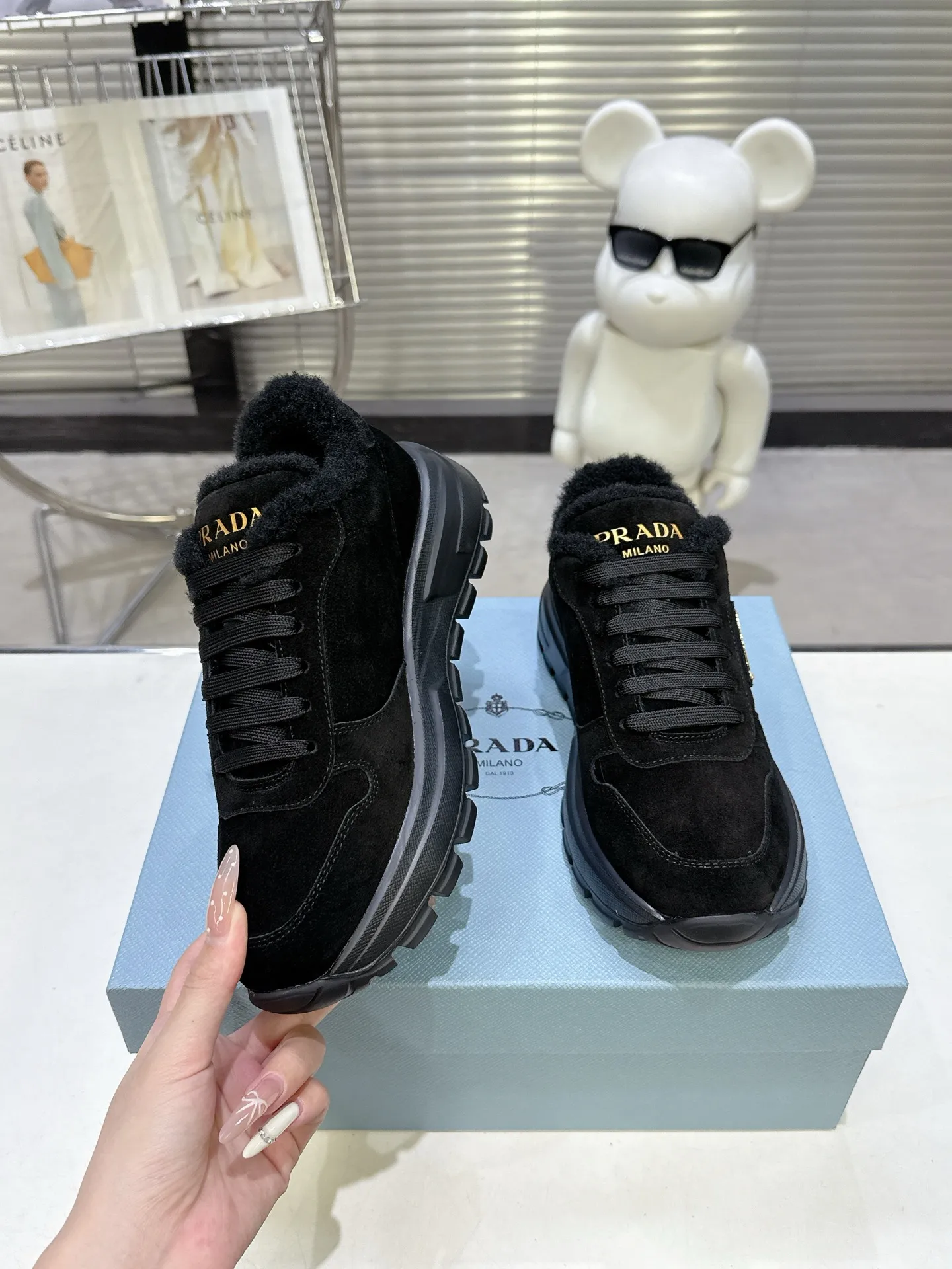 👟👟Ex-factory price 600👟👟 PRADA ²⁰²5 𝐬𝐬Prada’s new product comes with strength! ❣️Many Internet celebrities have the same style, fashionable and versatile nice items, original shoes are developed and purchased from Italian counters, and are reproduced 1:1 according to the original taste. This year’s theme is not to be defined, embodying texture through simplicity💛From thick-soled sneakers to zigzag short boots to 2025 flat shoes, everything reveals a sure-fire momentum... It combines gentleness and handsomeness, the finishing touch for women❤️ Wear-resistant and ultra-light two-color outsole. ⚛Size: Women's 35-40 ⚛Size: Men's 39-45 Original packaging accessories. ⚛